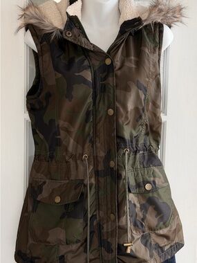 Daytrip Camo Hooded Utility Vest with Faux Fur Trim